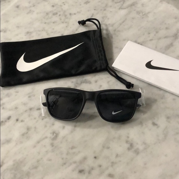 nike essential endeavor